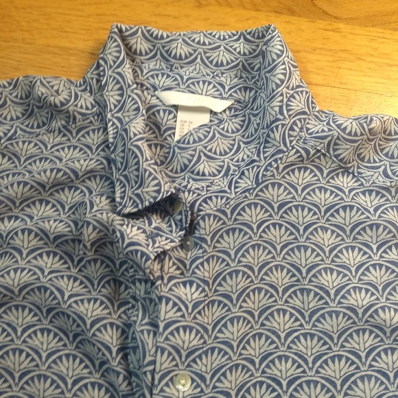 Sleeveless Button-Down Blouse - Picture 2 of 3